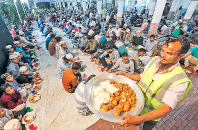 চট্টগ্রামের ঐতিহাসিক আন্দরকিল্লা মসজিদে হাজারো রোজাদারের গণ-ইফতার, স্বেচ্ছাসেবকদের নিবেদিত সেবা