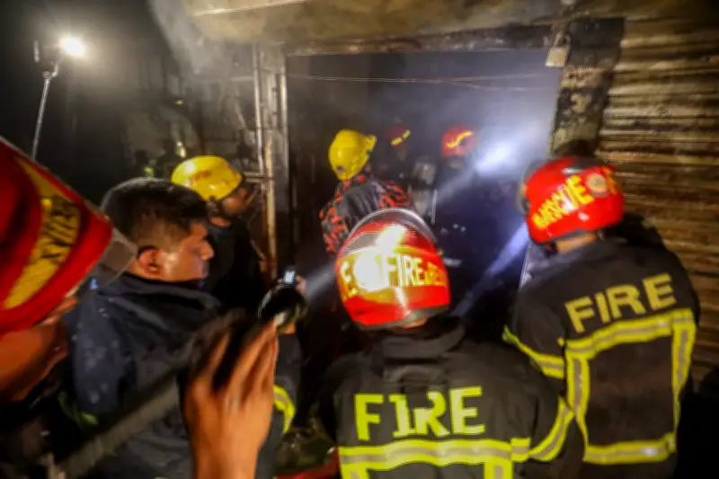 খুলনার বায়তুন নূর শপিং সেন্টারে অগ্নিকাণ্ড: ১২টি দোকান ক্ষতিগ্রস্ত, ফায়ার সার্ভিসের ছয় ইউনিট নিয়ন্ত্রণে এনেছে