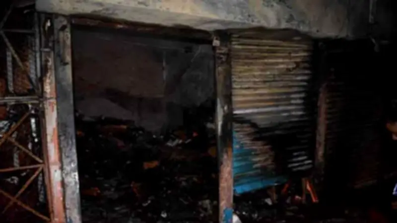 খুলনায় শপিং সেন্টারে ভয়াবহ অগ্নিকাণ্ড: ১০ দোকান পুড়ে ছাই, ব্যাপক ক্ষয়ক্ষতি