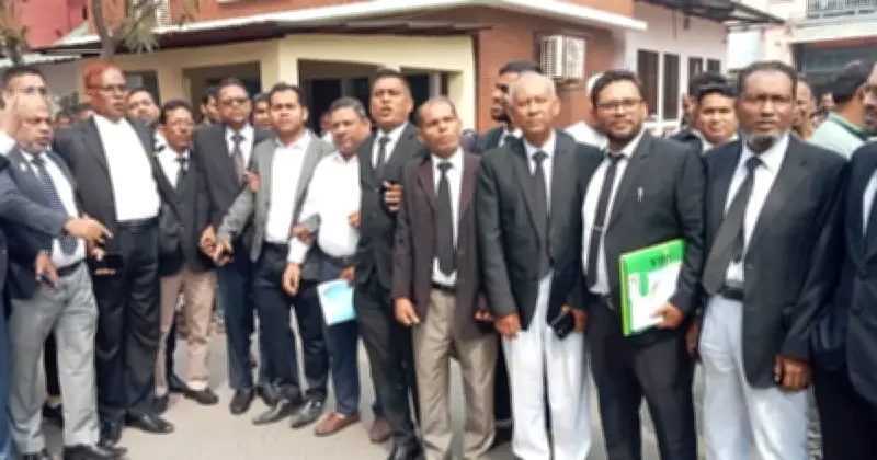 বরিশালে আদালত বর্জন: আওয়ামী লীগ নেতার জামিনে আইনজীবীদের প্রতিবাদ, বিচার প্রার্থীদের দুর্ভোগ