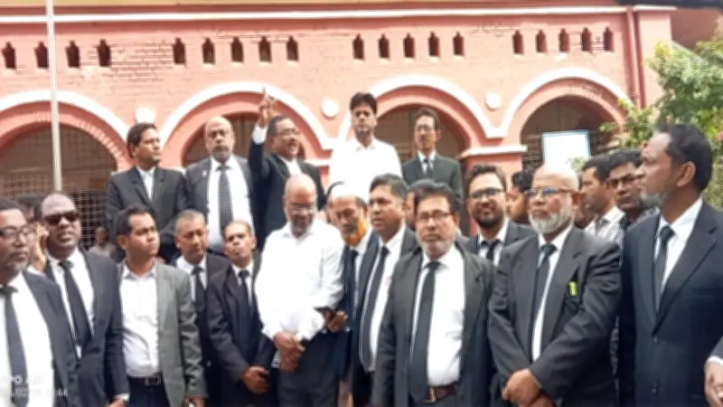 আইনজীবীদের বিক্ষোভ, বিচারকের অপসারণ দাবি ও প্রধানমন্ত্রীর নির্দেশনা