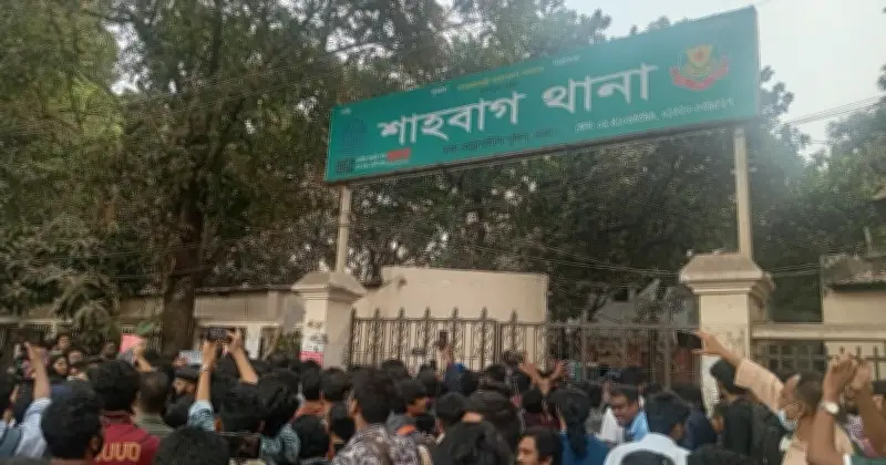 শাহবাগে ঢাবি শিক্ষার্থীদের বিক্ষোভ, পুলিশি আক্রমণের ন্যায়বিচার দাবি