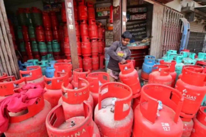 এলপিজি সিলিন্ডারের দাম কমল ১৫ টাকা, ১২ কেজির নতুন মূল্য ১,৩৪১ টাকা