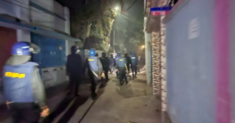 মাদারীপুরে আবারও সংঘর্ষ ও ককটেল বিস্ফোরণ, যৌথ বাহিনীর হস্তক্ষেপে পরিস্থিতি নিয়ন্ত্রণ