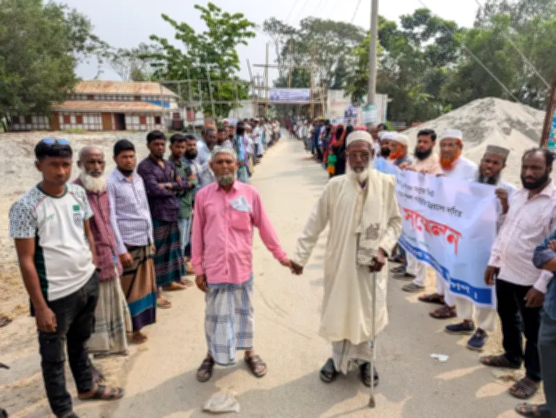 বাউফলে বিএনপি নেতার বিরুদ্ধে চাঁদাবাজি ও নির্যাতনের অভিযোগে মানববন্ধন