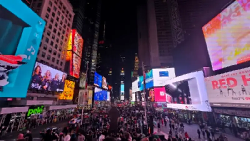 টাইম স্কয়ারের যাত্রাপথ: স্ট্রিট ফুড থেকে নিয়নের রাজ্যে