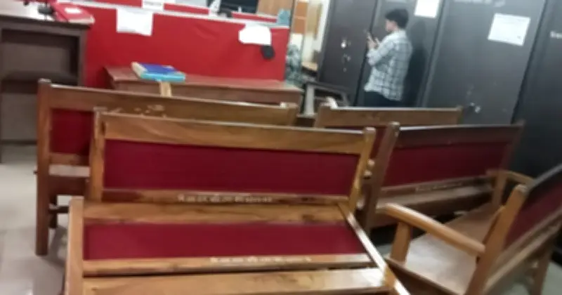 বরিশাল আদালতে হট্টগোল: বিএনপিপন্থি আইনজীবীদের বিক্ষোভে আসবাবপত্র এলোমেলো