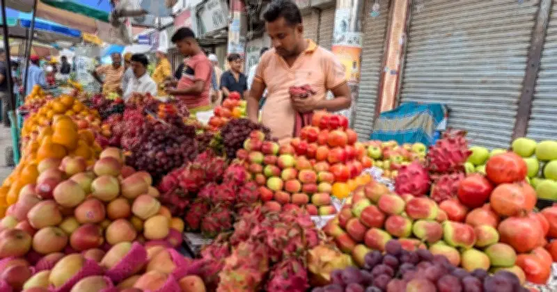 রমজানে ফলের দামে ধাক্কা: কাওরান বাজারে নিম্ন-মধ্যবিত্তের নাগালের বাইরে