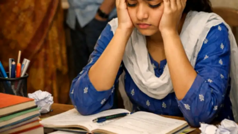 ১৪ বছরের মেয়ের পড়াশোনায় মনোযোগ কমে যাওয়া: মনোবিজ্ঞানীর পরামর্শ