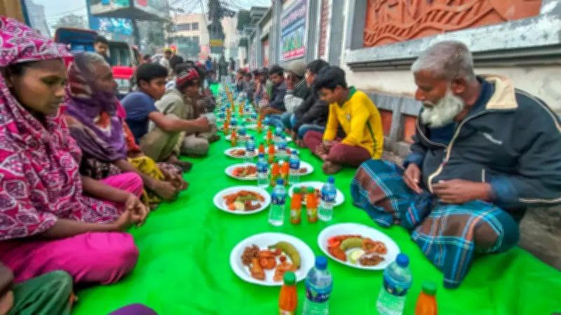 খুলনা ফুড ব্যাংকের ইফতার আয়োজনে পথচারীদের মুখে হাসি
