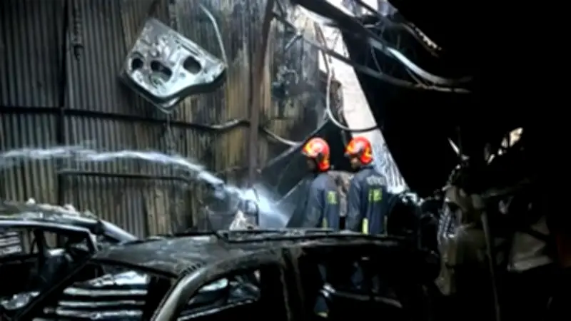 রাজধানীতে আগুন ও রদবদল: গ্যারেজে অগ্নিকাণ্ড, প্রশাসনে পরিবর্তন আসছে