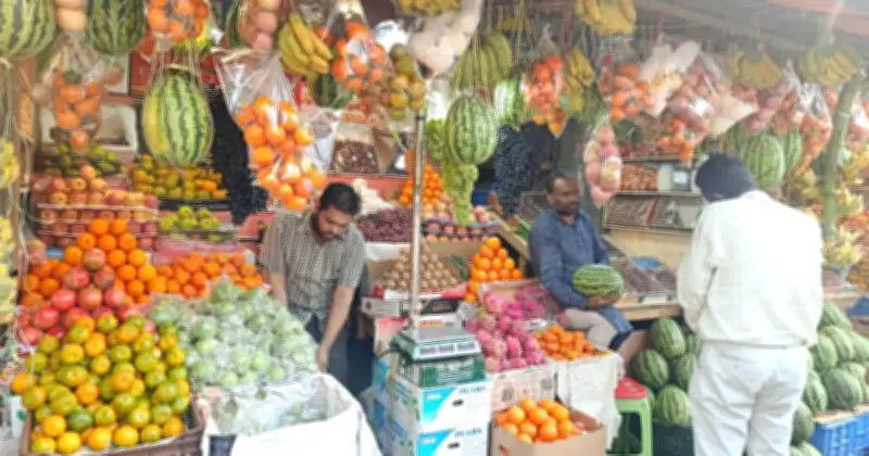 রমজানে চট্টগ্রামের বাজারে ফলের দামে চাপ, আমদানি ও দেশি ফল কিনতে হিমশিম ক্রেতা