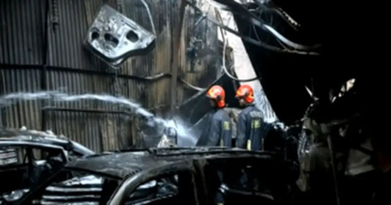 রাজধানীর নদ্দায় গাড়ির গ্যারেজে আগুন, বহুতল ভবনে ছড়ানোর শঙ্কা