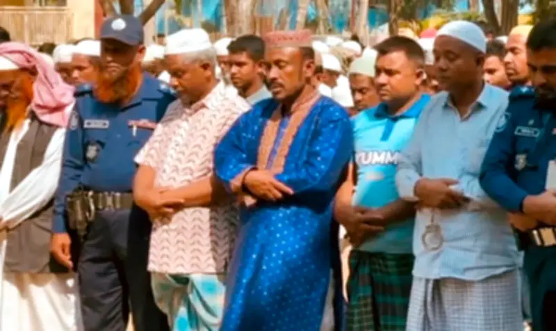 কারাগারে দুই ভাই প্যারোলে মুক্তি পেয়ে হাতকড়া পরেই মা-বাবার জানাজায় অংশ নিলেন