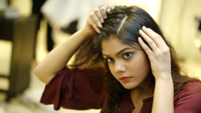 ১৫ বছর বয়সী ছাত্রীর চুল পড়া ও রং পরিবর্তনের সমস্যা: বিশেষজ্ঞের পরামর্শ