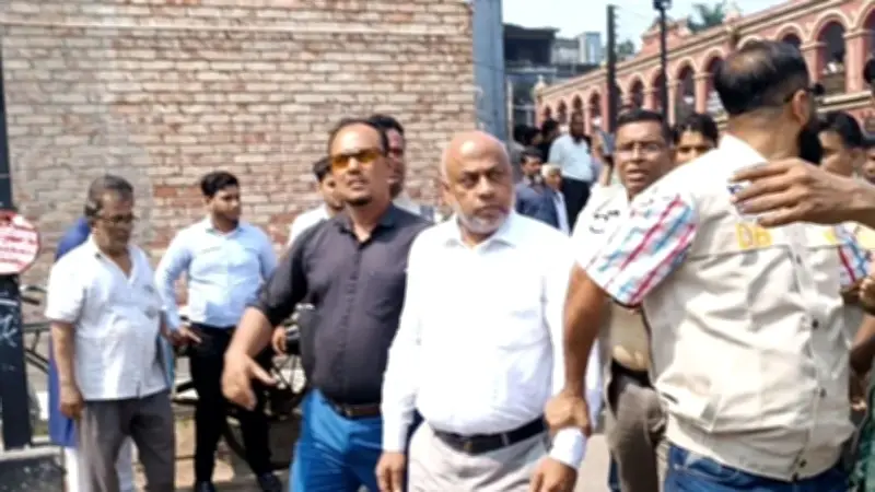 বরিশাল আদালত ভাঙচুর মামলায় সমিতি সভাপতি গ্রেপ্তার, ব্যাংক গভর্নরের পদত্যাগ আবেদন