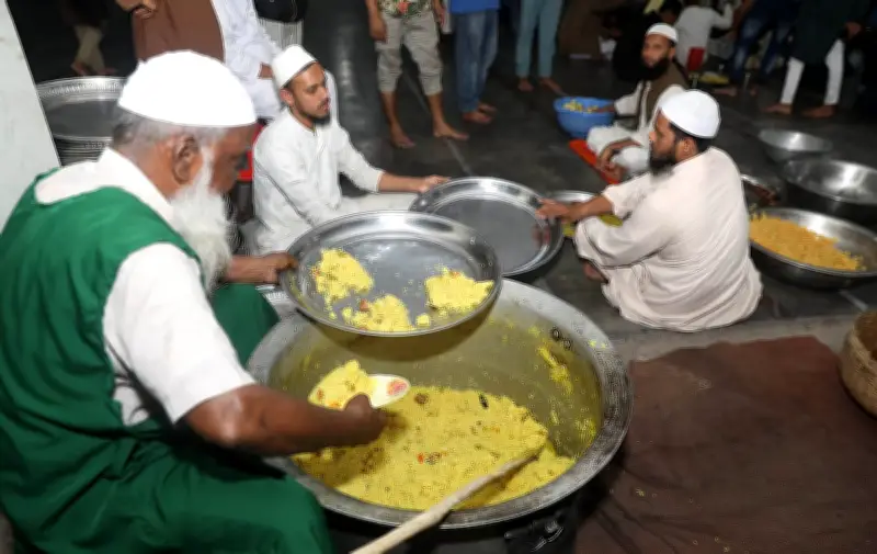রমজানে ইফতারের প্রস্তুতি: মসজিদে পরিষ্কার প্লেটে সাজানো খাবারের অপেক্ষায় মুসল্লিরা
