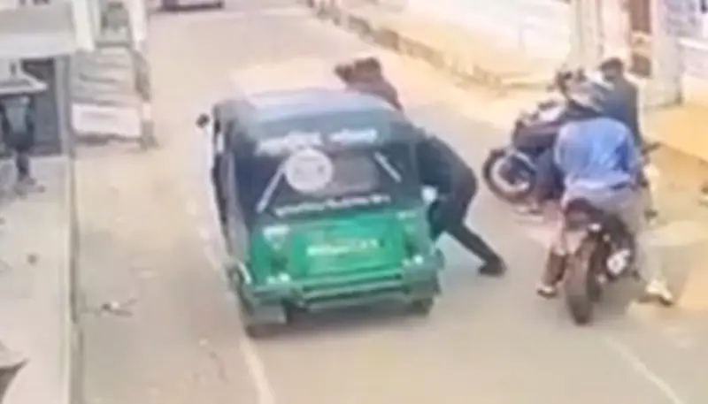 সিলেটে সিএনজি অটোরিকশা থামিয়ে নারীর ব্যাগ ছিনতাই, ভিডিও ভাইরাল