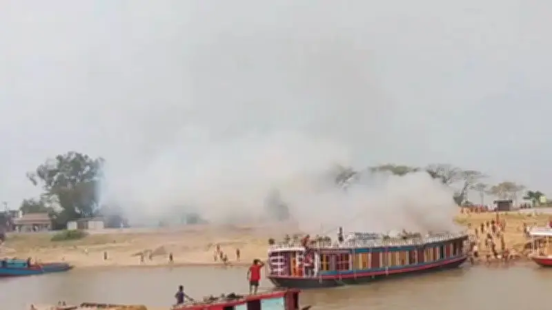 টাঙ্গুয়ার হাওরে হাউজবোটে আগুন, মীরসরাইয়ে সংঘর্ষে নিহত ১৬, কৃষকের মরদেহ উদ্ধার