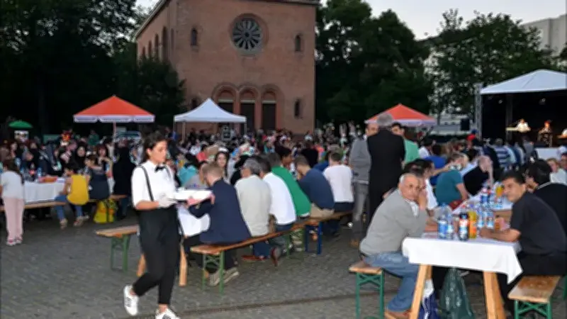 বার্লিনে চার্চের আঙিনায় ইফতার: ধর্মীয় সম্প্রীতির অপূর্ব নিদর্শন