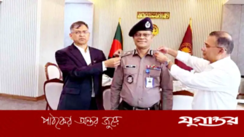 প্রধানমন্ত্রী তারেক রহমান নতুন আইজিপি আলী হোসেন ফকিরকে র‍্যাংক ব্যাজ পরিয়ে দিলেন