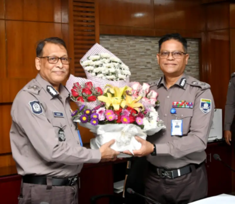 নতুন আইজিপি আলী হোসেন ফকিরের দায়িত্ব গ্রহণ, বিদায় নিলেন বাহারুল আলম