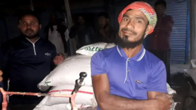 চিরিরবন্দরে অবৈধ সার ব্যবসায়ীদের জরিমানা, প্রধানমন্ত্রী বইমেলা উদ্বোধন করবেন