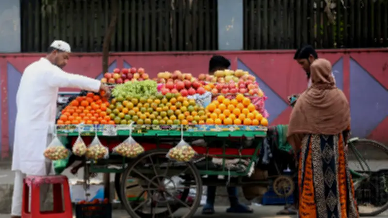 রাজধানীর বাজারে মৌসুমি ফলের সমাহার, দামে উঠানামা