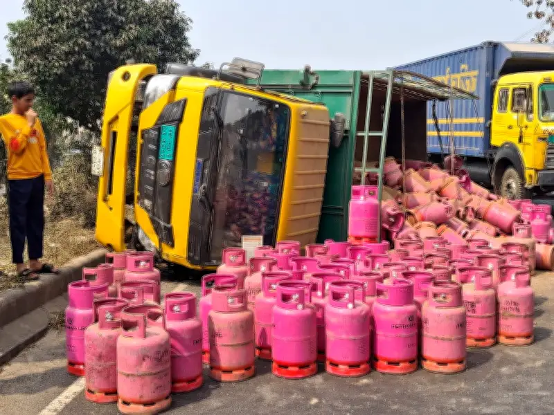 মিরসরাইয়ে কনটেইনার লরির ধাক্কায় গ্যাস সিলিন্ডারবোঝাই ট্রাক উল্টে, চালক আহত