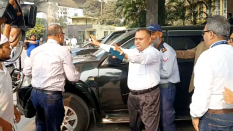 বাংলাদেশ ব্যাংক কর্মকর্তাদের তাড়া খেয়ে গভর্নরের উপদেষ্টা আহসানের প্রস্থান: বোমা হামলার হুমকিতে ঘর ছাড়া