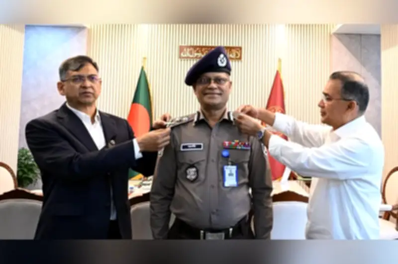প্রধানমন্ত্রী তারেক রহমান নতুন আইজিপি আলী হোসেন ফকিরকে র‍্যাঙ্ক ব্যাজ পরিয়ে দিলেন