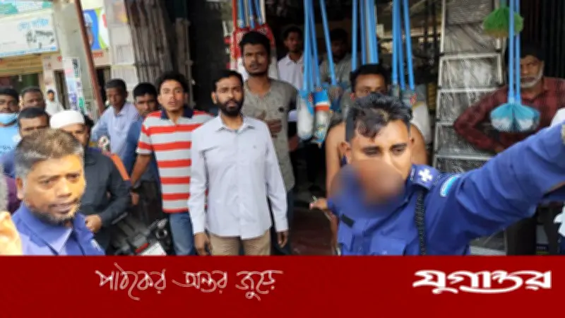 চট্টগ্রামের ফটিকছড়িতে ট্রাফিক পুলিশকে মারধর: কাগজপত্র দেখতে চাওয়ায় চালকের হামলা