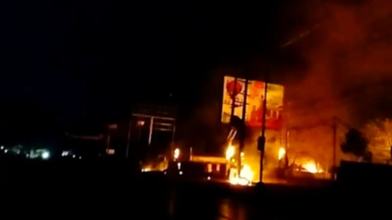 কক্সবাজারে গ্যাসপাম্প বিস্ফোরণে আগুন, ১০ জন দগ্ধ ও ৩০ গাড়ি পুড়ে গেছে