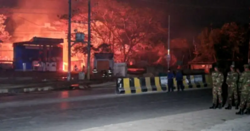 কক্সবাজারে এলপিজি গ্যাসপাম্প বিস্ফোরণে আগুন, দগ্ধ ১০, পুড়েছে ৩০ গাড়ি