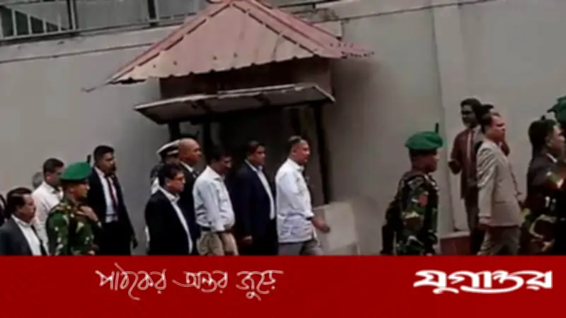 প্রধানমন্ত্রী তারেক রহমান সচিবালয় থেকে হেঁটে ওসমানী মিলনায়তনে একুশে পদক অনুষ্ঠানে যোগ দিলেন