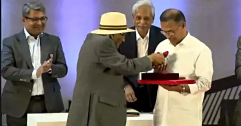 একুশে পদক অনুষ্ঠানে প্রধানমন্ত্রীকে লাল গোলাপ উপহার দিলেন সাংবাদিক শফিক রেহমান