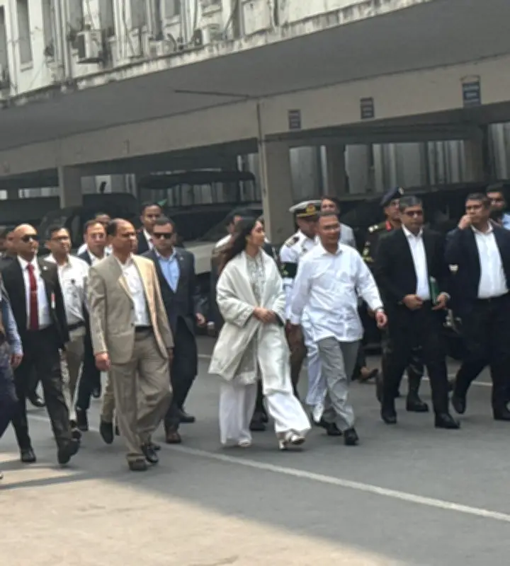 প্রধানমন্ত্রী তারেক রহমান হেঁটে একুশে পদক অনুষ্ঠানে যোগ দিলেন