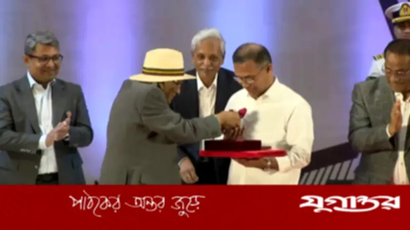 একুশে পদক অনুষ্ঠানে প্রধানমন্ত্রীকে গোলাপ উপহার দিলেন শফিক রেহমান