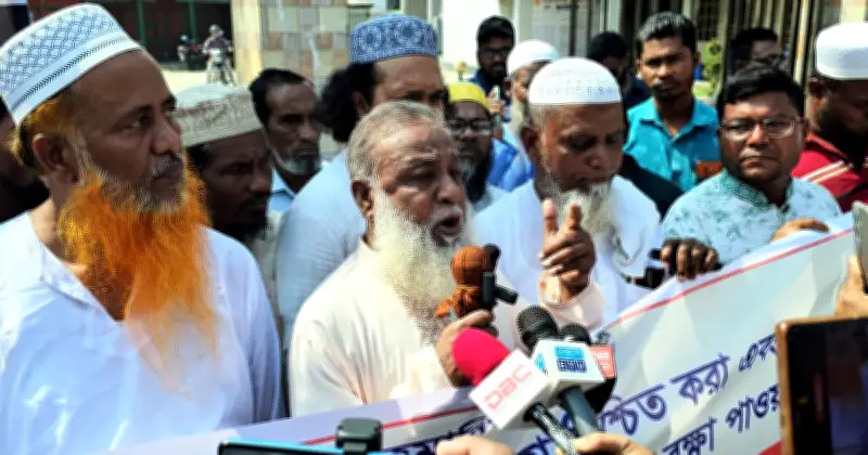 পাথরঘাটায় জলদস্যু আতঙ্ক: জেলেদের অপহরণ ও মুক্তিপণের অভিযোগে মানববন্ধন