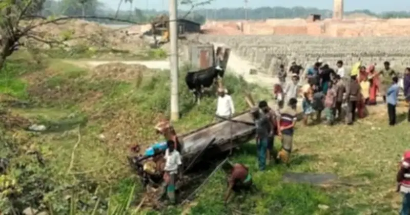 সাতক্ষীরায় গরুবোঝাই ইঞ্জিনভ্যান খাদে পড়ে চালক নিহত, আহত তিনজন