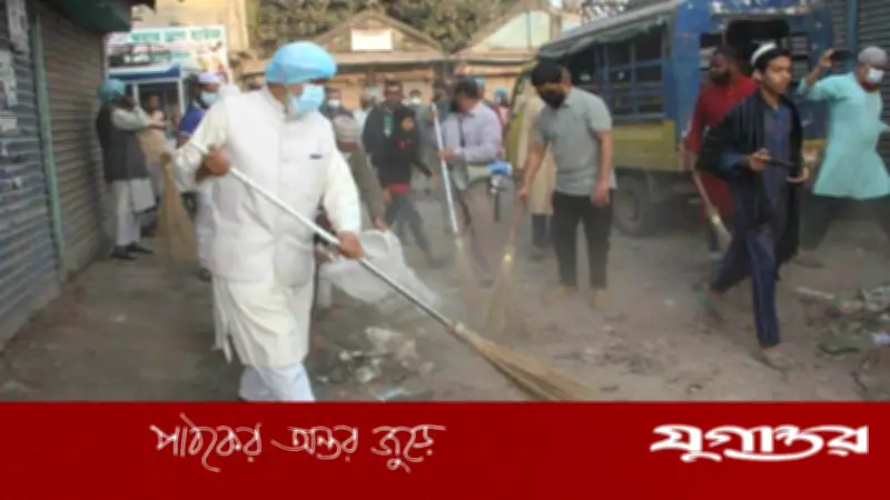 যশোর-৪ আসনের এমপি গোলাম রসুল ঝাড়ু হাতে রাস্তা পরিষ্কারে অংশ নিলেন
