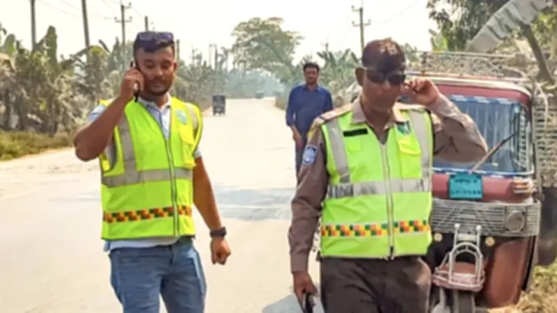 ঝিকরগাছায় পুলিশের পোশাকে চাঁদাবাজি, ভূমিকম্পের ঝাঁকুনি ও আইভীর জামিনসহ নানা খবর