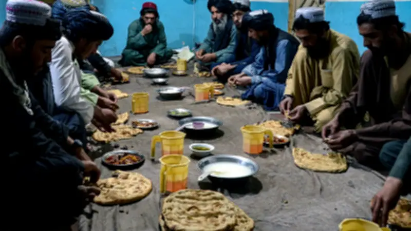 আফগানিস্তানে প্রথম রোজা: ইফতার ও ঐতিহ্যে একতার সুবাস