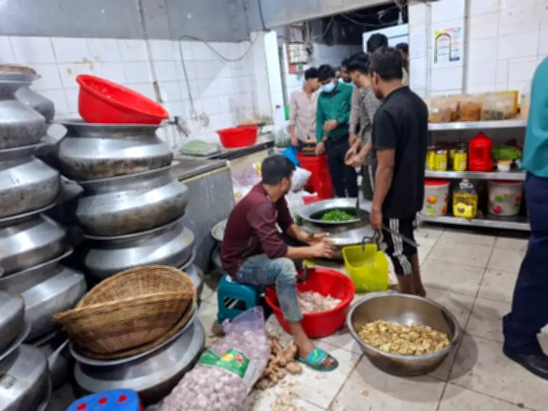 চট্টগ্রামের কাচ্চি ডাইনে অভিযান: তেলাপোকা-ইঁদুরের বিচরণে তিন লাখ টাকা জরিমানা