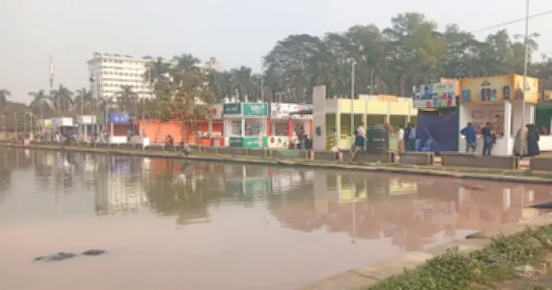 বইমেলা উদ্বোধনের দিনেই সোহরাওয়ার্দী উদ্যানের লেক পরিষ্কার, ফেসবুক সমালোচনার প্রভাব