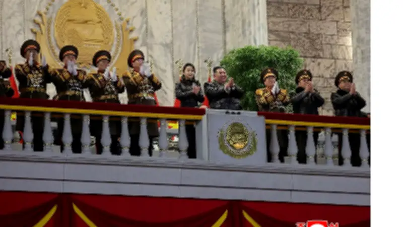 উত্তর কোরিয়ার নেতা কিম জং-উন ও মেয়ে জু আয়ে সামরিক কুচকাওয়াজে, উত্তরাধিকার জল্পনা তীব্র