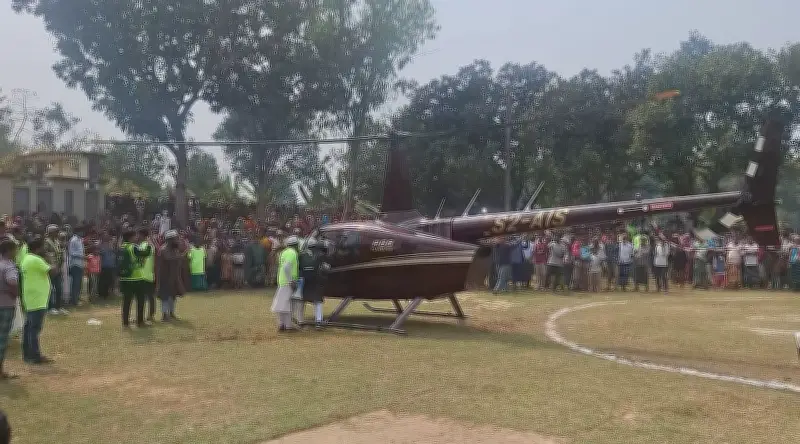 প্রবাসী জাহাঙ্গীর আলমের স্বপ্নপূরণ: মা-বাবাকে হেলিকপ্টারে চড়িয়ে গ্রামে ফিরলেন