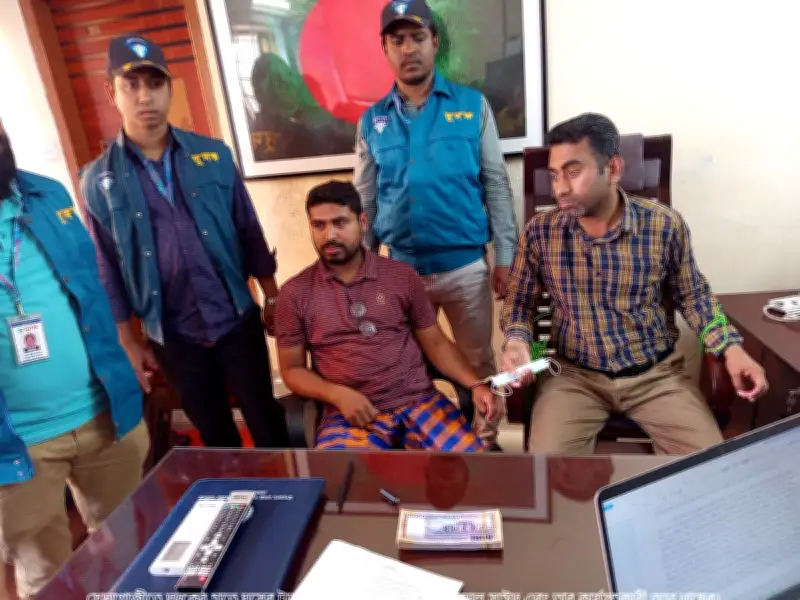 ফেনীর সোনাগাজীতে দুদকের অভিযানে ঘুষের টাকাসহ আটক পিআইও ও সহকারী