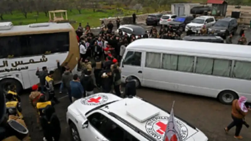 সেনা সদস্যসহ আহত ৫৮, টিআইবি গভর্নর নিয়োগে উদ্বেগ, পুলিশের নতুন পোশাক নিয়ে স্বরাষ্ট্রমন্ত্রী