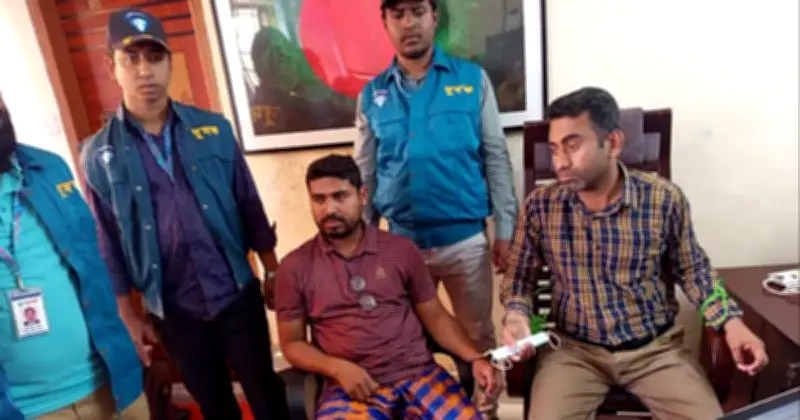 ফেনীর সোনাগাজীতে দুদকের অভিযানে পিআইও ও সহকারী এক লাখ টাকা ঘুষ নিতে আটক